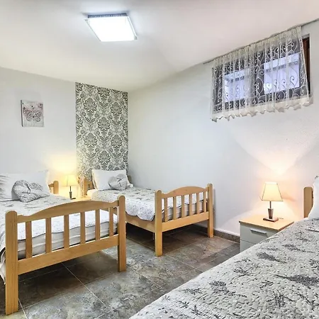 Silvana Villa *