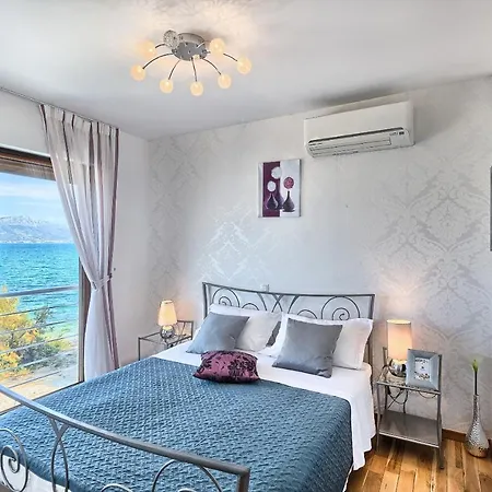 Silvana Villa *